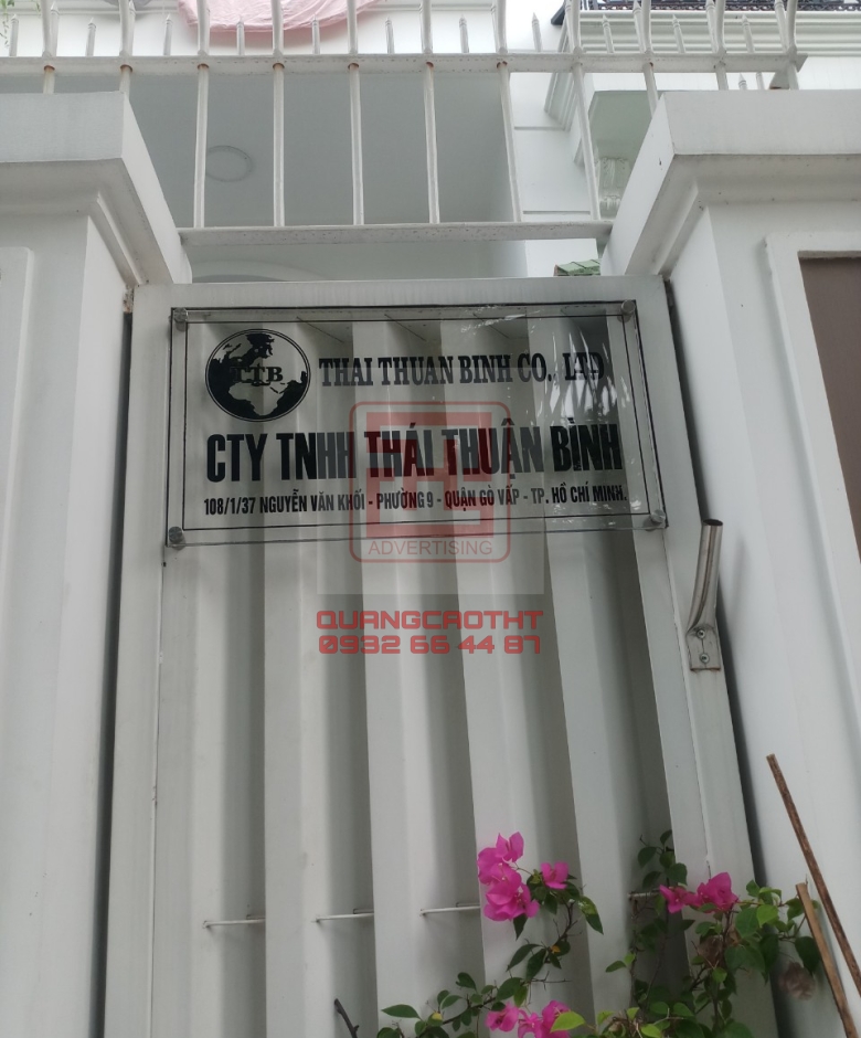 Bảng hiệu chữ nổi mica nền alu