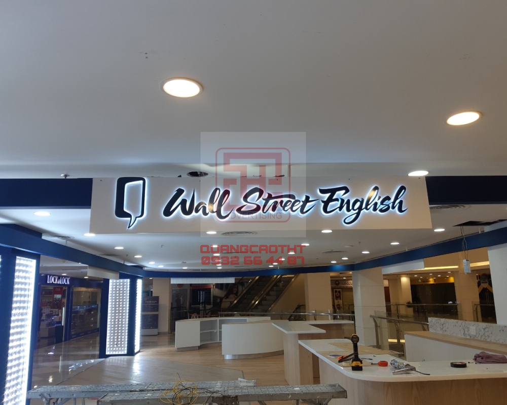 LOGO TẠI TRUNG TÂM THƯƠNG MẠI Q1